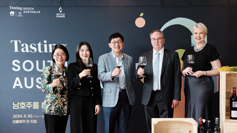 (왼쪽부터) 김명진 남호주정부 무역투자부 한국 대표, 이영은 롯데마트 주류 부문장, 안태환 롯데마트 그로서리 본부장, 제프 로빈슨 주한 호주 대사, 샐리 다운센드 남호주정부 무역투자부 일본 한국 디렉터