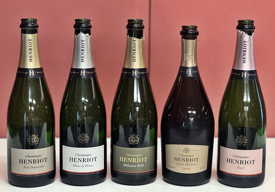 (왼쪽부터) 샴페인 앙리오 수버랭(Champagne Henriot Brut Souverain) NV, 샴페인 앙리오 블랑 드 블랑(Champagne Henriot Blanc de Blancs) NV, 샴페인 앙리오 브뤼 밀레짐(Champagne Henriot Brut Millesime) 2012, 샴페인 앙리오 뀌베 에메라(Champagne Henriot Cuvée Hemera) 2006, 샴페인 앙리오 로제(Champagne Henriot Rose) NV (사진 = 도윤 기자)
