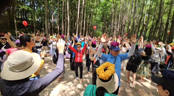 맨발축제 K-어싱축제에 참가한 시민들