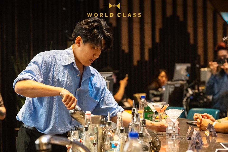 ‘월드클래스 코리아 2024’ 파이널 대회에서 우승을 차지한 김하림 바텐더가 스피드 챌린지를 진행하고 있다 (사진=디아지오코리아)