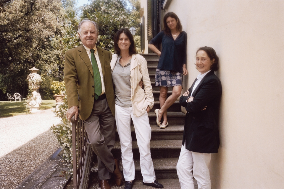 안티노리 가족. 맨 왼쪽이 피에로 안티노리 후작 맨 오른쪽이 장녀 알비에라다