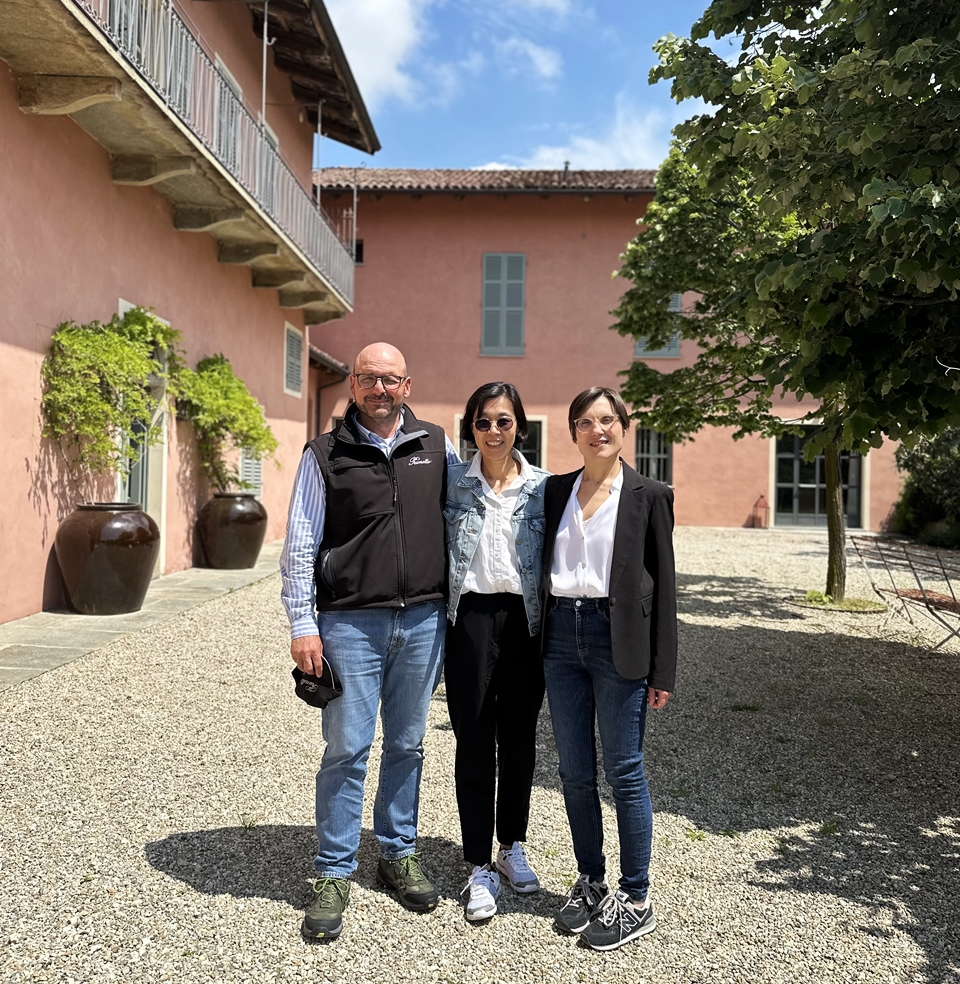 필자(중앙) 좌측 수석 양조가, 우측 환대부서 담당