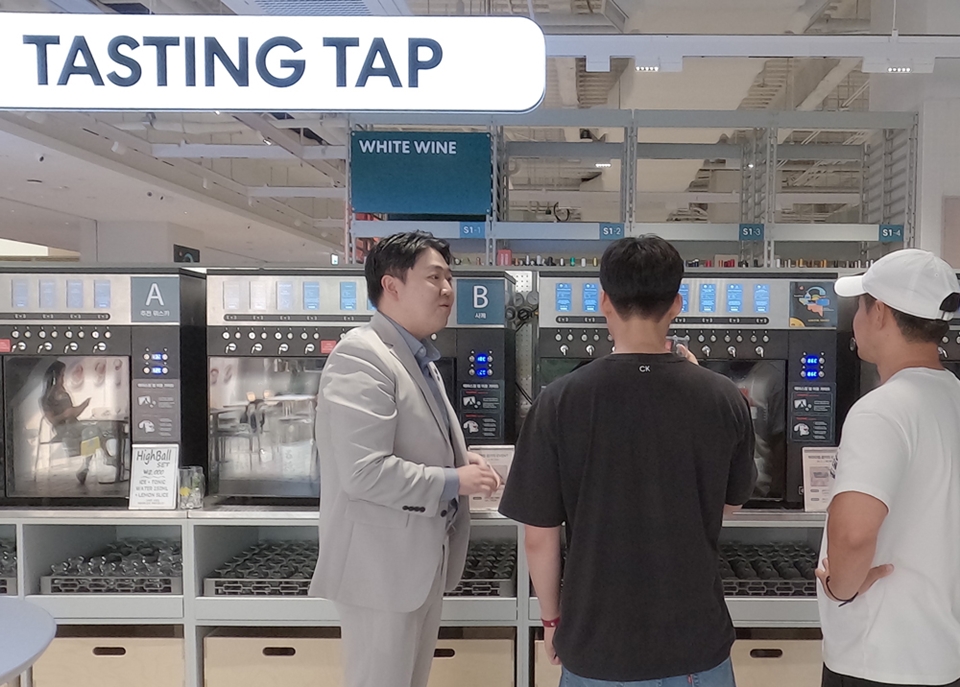 보틀벙커 테이스팅 탭에서 소믈리에의 안내로 남호주 와인을 무료로 시음해 보는 고객들