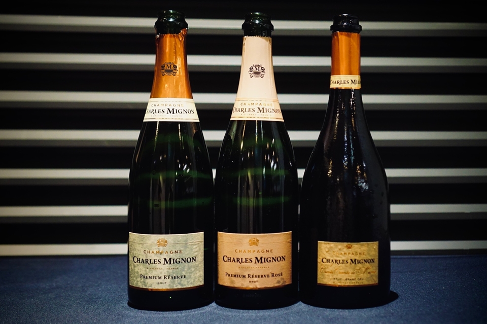 (왼쪽부터) 샤를미뇽 프리미엄 리저브 브륏 (CHARLES MIGNON Premium Reserve Brut) / 샤를미뇽 프리미엄 리저브 브륏 로제(CHARLES MIGNON Premium Reserve Brut Rose) / 샤를미뇽 뀌베 꼼뜨 드 마른 그랑 크뤼 브륏 (CHARLES MIGNON Cuvee Comte de Marne Grand Cru Brut)