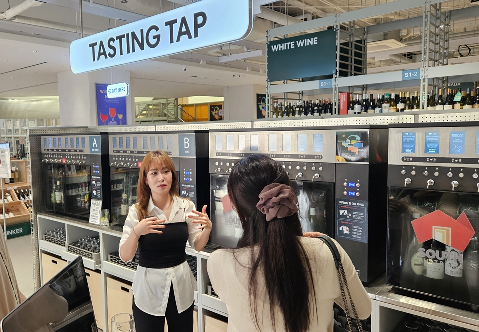 보틀벙커 테이스팅 탭에서 소믈리에의 안내로 진행되는 남호주 와인 무료 테이스팅