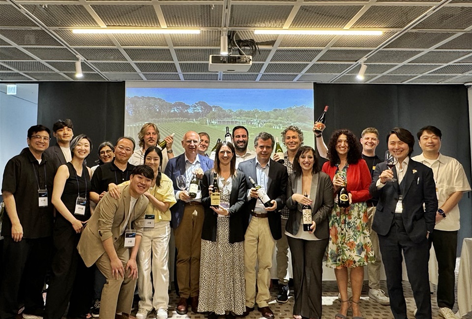 레드와인 & JY가 수입하는 프랑스, 이탈리아, 스페인, 포르투갈, 호주, 뉴질랜드, 미국, 아르헨티나, 칠레 등 총 9개국의 18개 브랜드 중 9개의 와이너리 관계자들이 함께 참석해 자리를 빛냈다 (사진 = 도윤 기자)