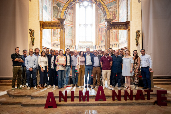 산 프란체스코 성당에서 열린 개막식의 한 장면. 몬테팔코 와인 생산자들의 단체사진