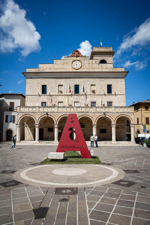 몬테팔코 도심 광장에 설치된 아 몬테팔코 A MONTEFALCO 상징물