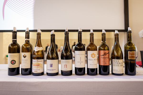 이미지-타닌결의 다름과 입안에서 다양한 반응도 보여주기 위해 10종의 와인과 블라인드 테이스팅했다. 이중 5종은 몬테팔코 사그란티노, 토스카나 IGT 수퍼 투스칸, 테레 시칠리아네 IGT, 북부 론 시라, 산스테프 2 eme Grand Cru Classe, 미국 캘리포니아산 쁘띠뜨 시라가 등장했다