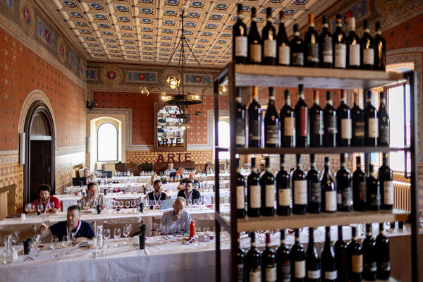 몬테팔코 시청사 내부- 행사기간 동안 새 빈티지 시음 장소로 사용하고 있다