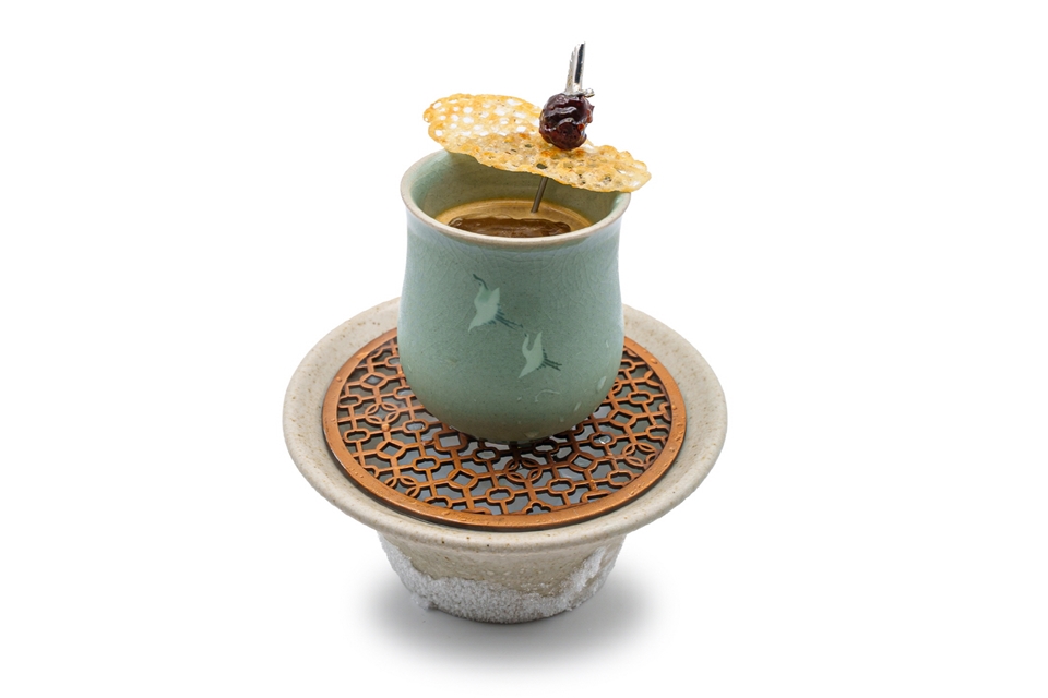 ‘2024 화요 칵테일 챔피언십’ 프로부문 대상 - 김지유 바텐더의 ‘두드림’ (사진=화요)