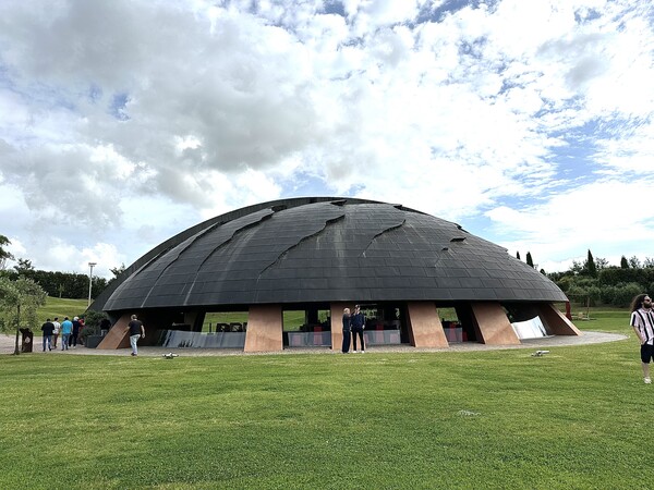 거북이가 머리와 꼬리를 등껍질 속에 오므린 형상을 모티프로 만든 카라파체