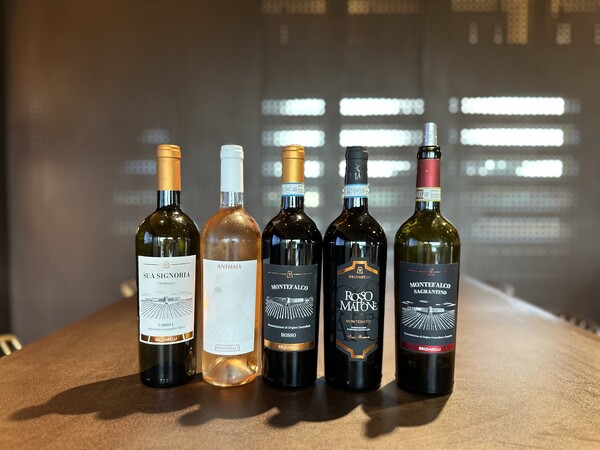 브리지아렐리의 아이콘 와인들. 좌측에서 두 번째가 안타이아 로제 , 맨 오른쪽이 몬테팔코 사그란티노