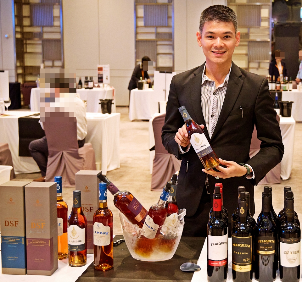 포르투갈 와인 그랜드 테이스팅에서 '호세 마리아 다 폰세카(Jose Maria da Fonseca)''의 커머셜 매니저 웨이 수(Wei Soo)와 특별 인터뷰를 진행했다 (사진=홉스코치 코리아) 