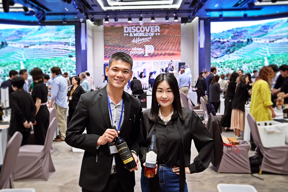 호세 마리아 다 폰세카(Jose Maria da Fonseca)'의 커머셜 매니저 웨이 수(Wei Soo)와 도윤 기자 (사진=홉스코치 코리아)