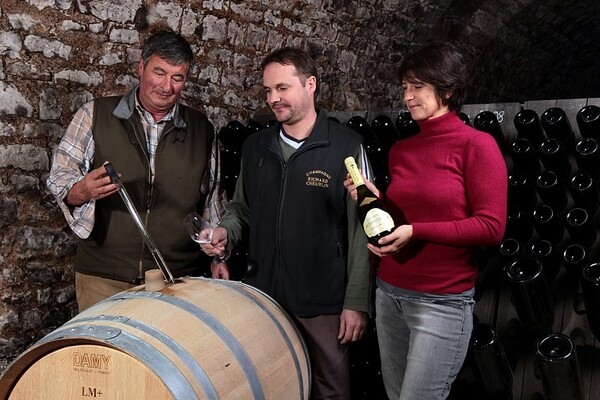 리차드와 그의 자녀 세바스티앙, 루시가 샴페인 테이스팅을 하고 있는 모습