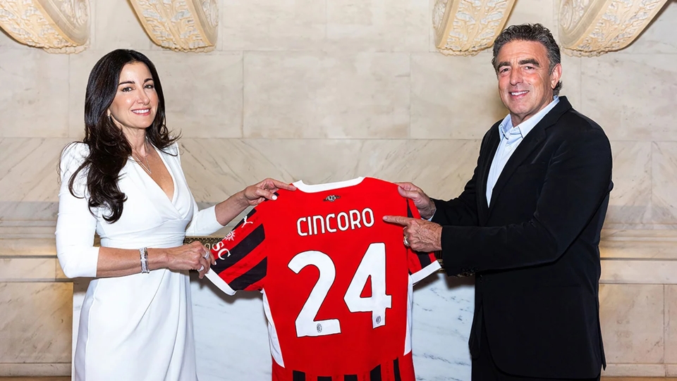 (왼쪽부터) 친코로 데킬라의 공동 창립자 에밀리아 파잘라리(Emilia Fazzalari) & AC 밀란의 최고 상업책임자 마이켈 오에틀(Maikel Oettle) (사진=AC 밀란 홈페이지)