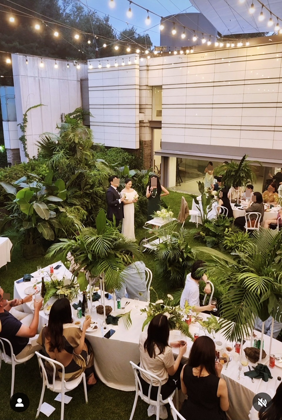 프라이빗하게 소수 인원을 초대해 특별하게 즐기는 결혼식 트렌드 또한 증가하는 추세로, 사진 속의 분위기에서 느껴지는 것처럼 와인은 야외 웨딩의 분위기를 잘 살려주기도 한다 