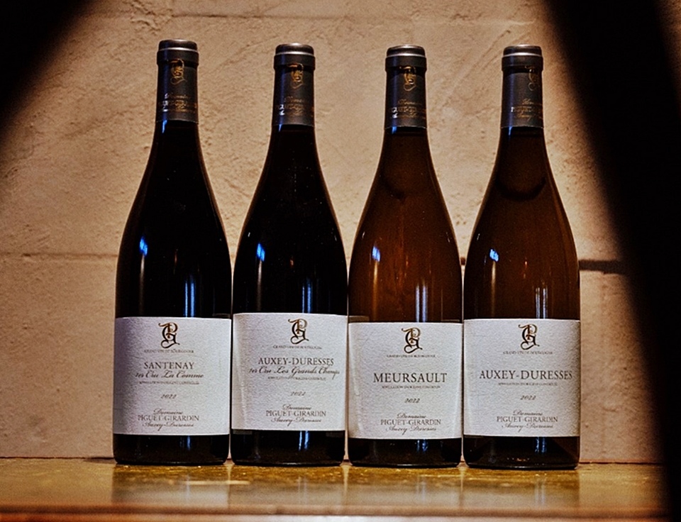 도멘 피게 지라르댕(Domaine Piquet Girardin)은 상트네(Santenay) 지역의 화이트 와인 명가인 지라르댕(Girardin)가문의 앙-마리(Anne-Marie)와 오세-뒤레스(Auxey-Duresses)의 피게(Piguet)가문의 도미니크(Dominique)가 결혼하며 1985년 탄생되었다