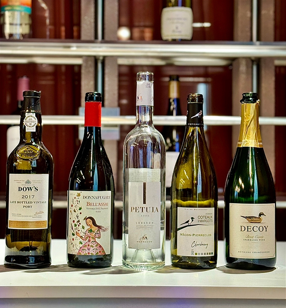 시니어(新-Year) 와인 교육 프로그램 2기 첫 강의에서 와인 테이스팅 스킬을 설명을 위해 준비된 주정강화, 레드, 로제, 화이트, 스파클링 와인 6종 (사진 = 도윤 기자)