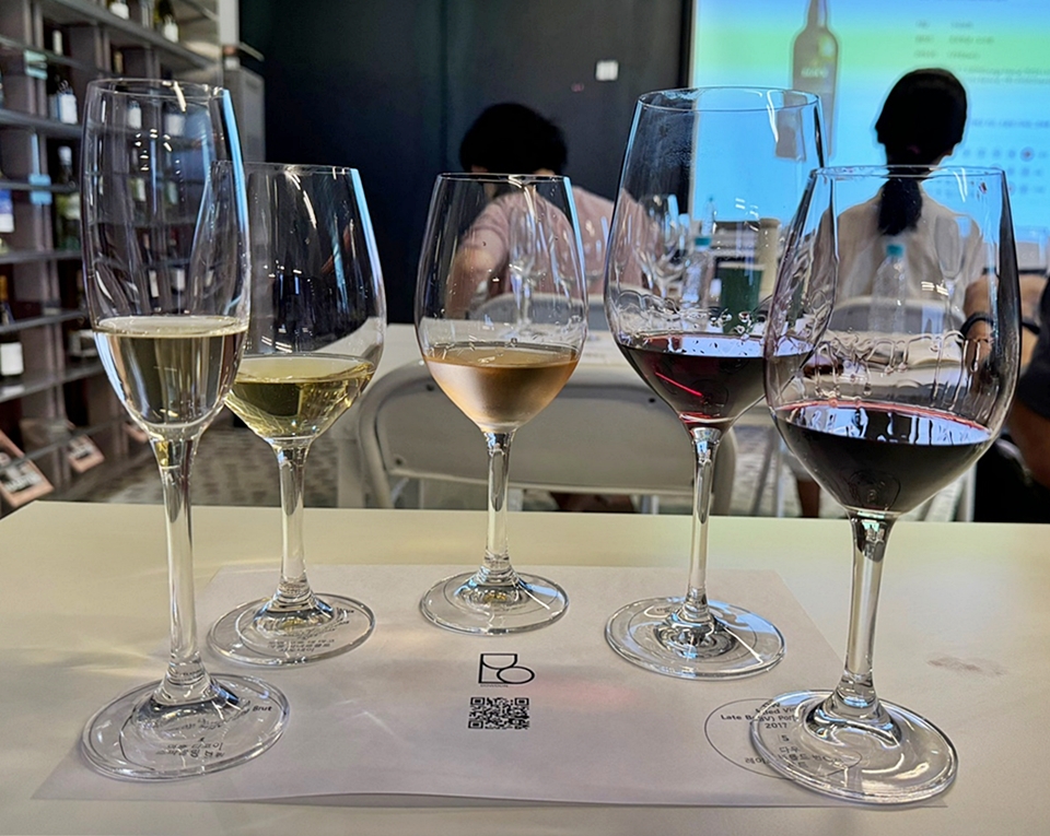 와인 개요, 와인 양조 및 각기 다른 스타일의 와인들을 실제 테이스팅 스킬과 함께 배울 수 있던 1강 (사진 = 도윤 기자)