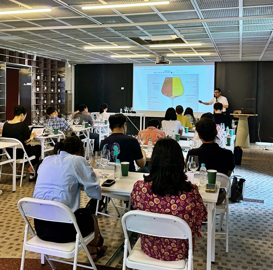강남구 논현로에 위치한 와인복합문화공간 도운 빌딩에서 '시니어(新-Year) 와인 교육 프로그램' 2기가 시작됐다 (사진 = 도윤 기자)