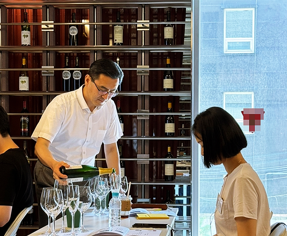 나라셀라의 신성호 이사가 직접 스파클링 와인 서비스를 진행하고 있는 모습 (사진 = 도윤 기자)