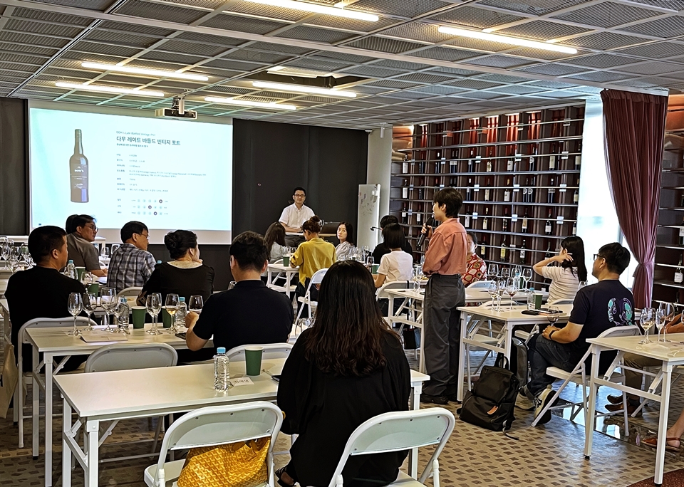 서류 심사를 통해 선발된 중장년층 2기생들은 다양한 전문직종에서 종사하며 와인과 주류 그리고 F&B 시장에 지대한 관심을 쏟고 있다, 1회차 수업에서 교육생들이 각자 자기소개를 진행했다  (사진 = 도윤 기자)