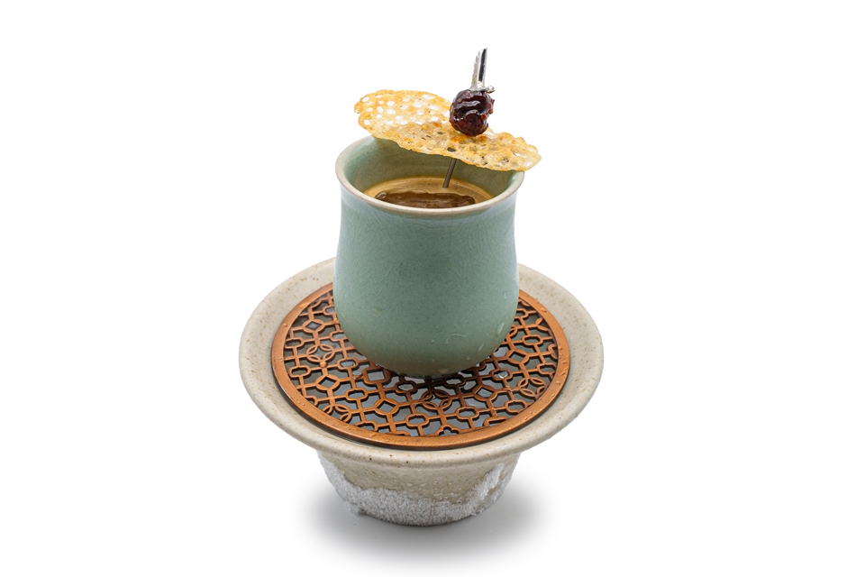 ‘2024 화요 칵테일 챔피언십’ 프로부문 대상 - 김지유 바텐더의 ‘두드림’ (사진=화요)