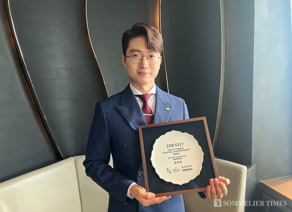 김지유 바텐더와 2024 화요 칵테일 챔피언십 우승자 트로피