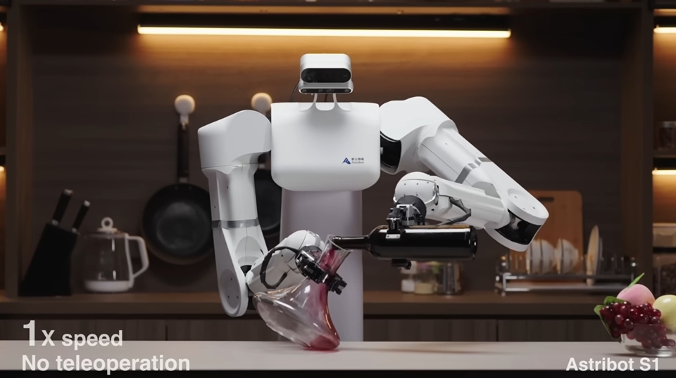 아스트리봇 S1 로봇이 와인을 디캔터에 따르고 있다 (사진=Astribot)