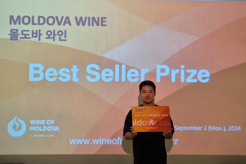 몰도바 와인 베스트 셀러 우승자인 탭샵바 동대문두타점의 김평섭 사원