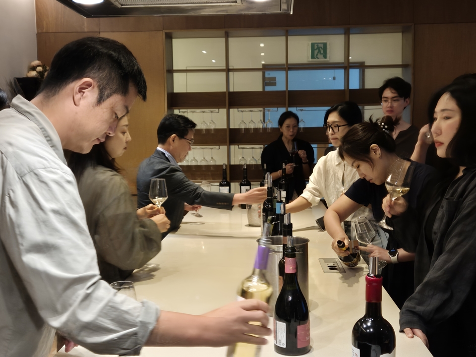 몰도바 와인을 시음하고 있는 참가자들