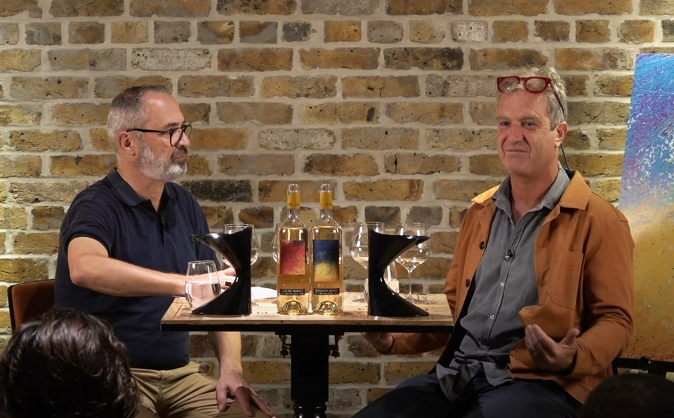 이탈리아 와인 전문가 월터 스펠러(좌)와 함께 2022 빈티지를 설명하고 있는 비비 그라츠(우)