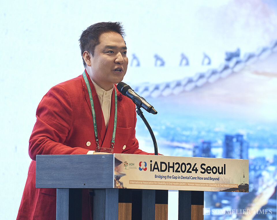 “iADH 2024 Seoul“ 세계장애인치과학회를 준비한 대한장애인치과학회 김영재 회장이 오프닝 축사를 하고 있다. (사진=김병수)