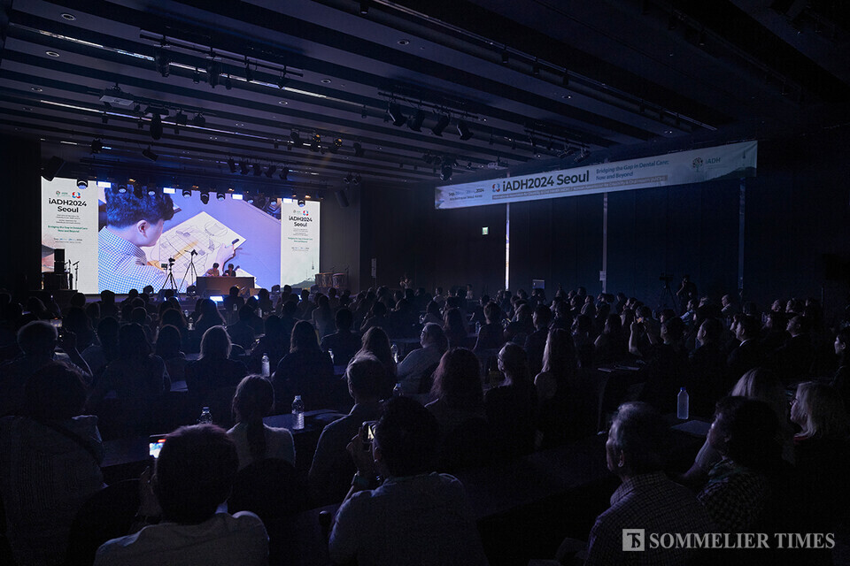 세계장애인치과학회 개막식에서 자폐성 장애인 라이브드로잉 국내1호 인한부열 작가의 라이브드로잉 퍼포먼스가 열리고 있다. (사진=김병수)