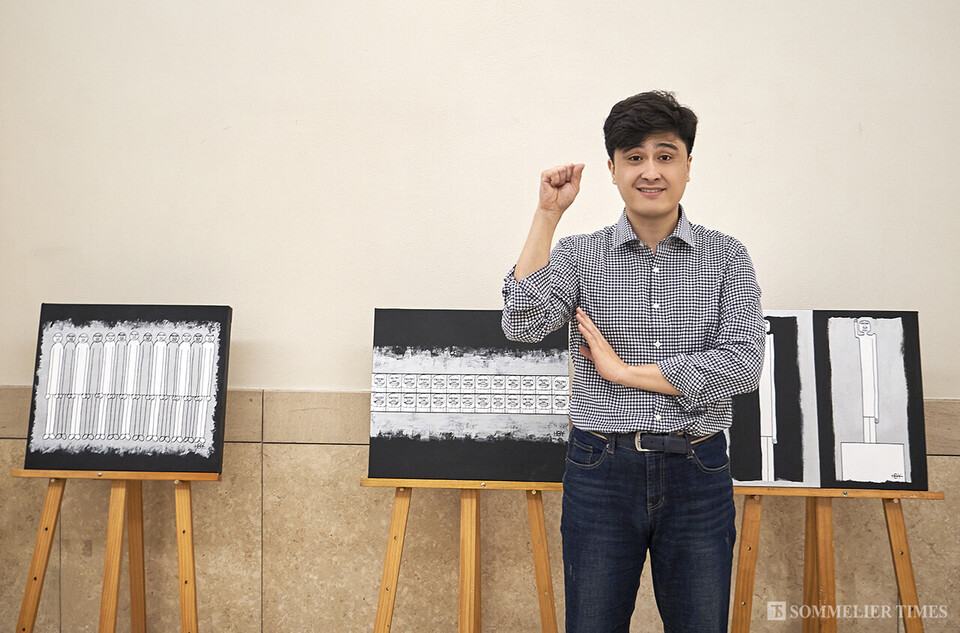 세계장애인치과학회 (iADH 2024 Seoul) Art Exhibition에 참가한 한부열 작가가 작품 앞에서 포즈를 취하고 있다. (사진=김병수)