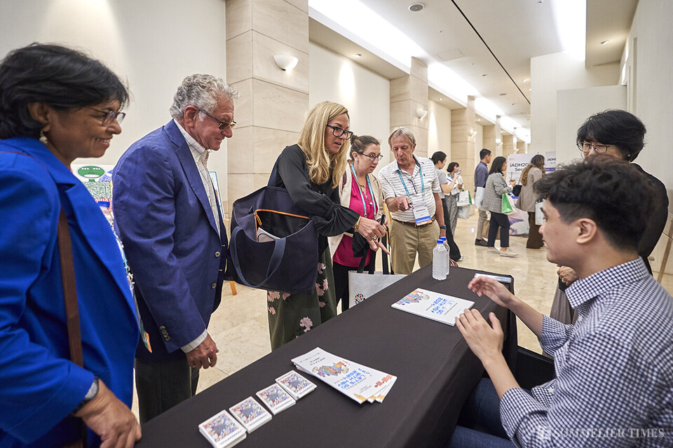 27일 오후 메이필드호텔 지하 1층 Orchid 3홀 앞에서 열린 한부열 작가의 사인회에 모인 참가자들은 작가로부터 직접 사인을 받으며 퍼포먼스에 대한 깊은 감명을 표현했다. (사진=김병수)