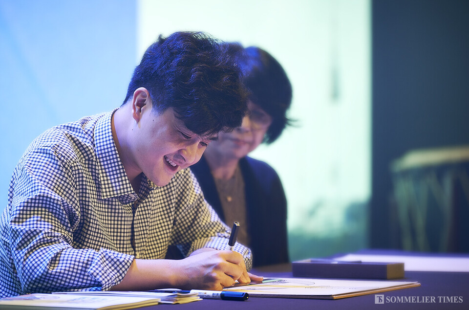 "iADH 2024 Seoul" 개막식에서 한부열 작가가 라이브 드로잉 퍼포먼스 선보이고 있다. (사진=김병수)