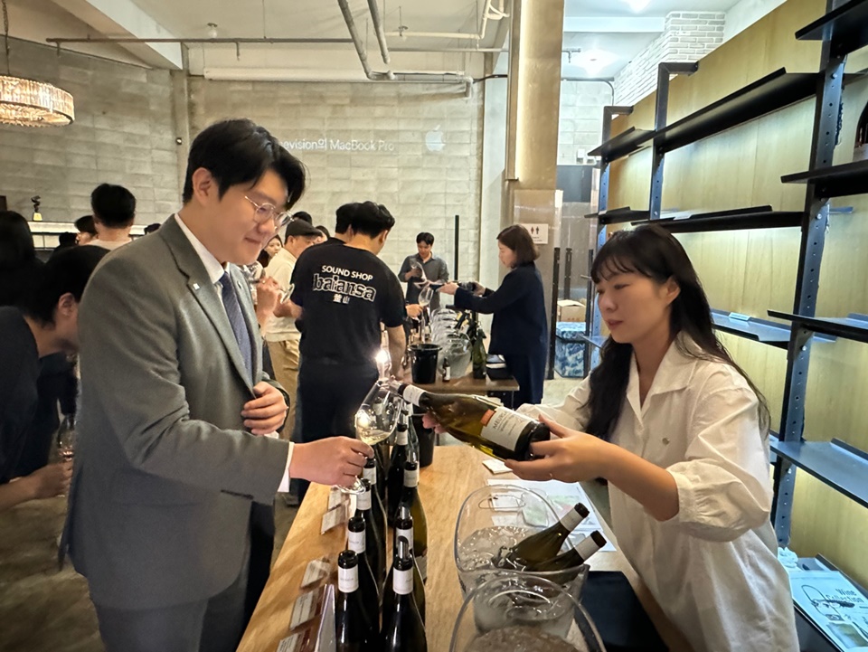 도멘 부세(Domaine Boussey)의 와인을 시음하고 있는 올해 한국 소믈리에 대회 우승자, 정식당의 김민준 소믈리에 (사진=도윤 기자)