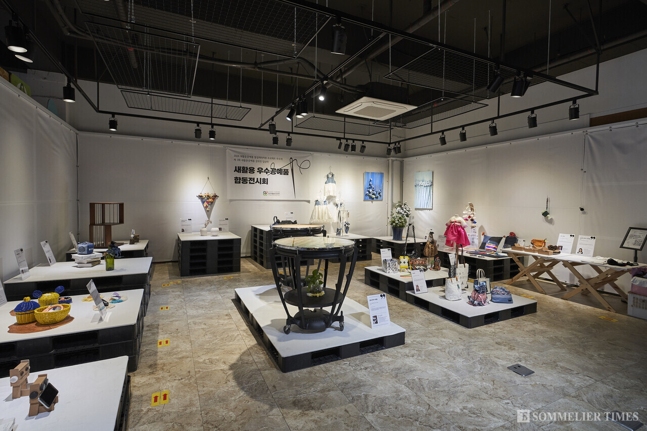 2024 새활용 우수공예품 합동전시회 메인 전시장 풍경 (사진=김병수)