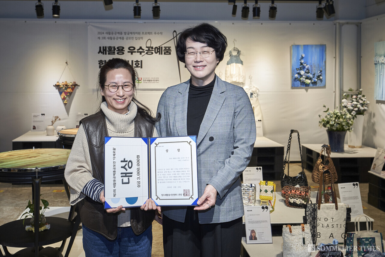 제3회 새활용공예품 공모전 시상 대상 수상자 이해은-땀 대표(사진 왼쪽)와 변은영 청주시의회 보건환경위원회 위원장이 기념 촬영을 하고 있다. (사진=김병수)