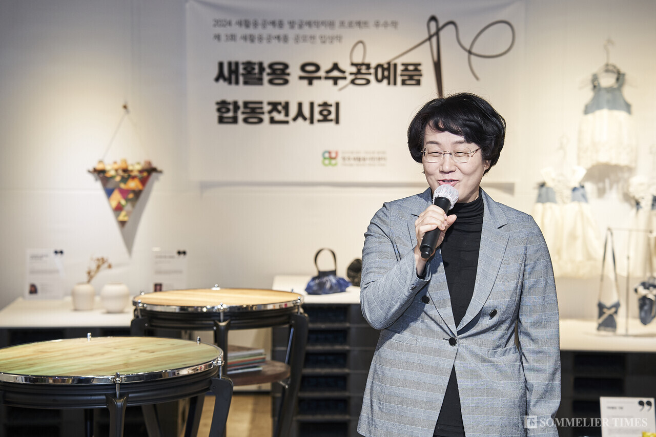 새활용 우수공예품 합동전시회에서 변은영청주시의회 보건환경위원회 위원장이 축사를 하고 있다. (사진=김병수)