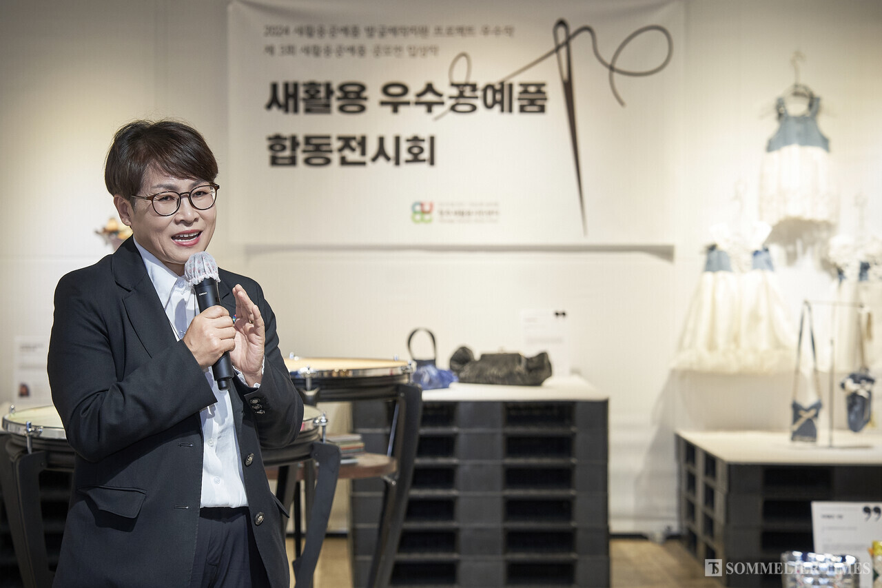 새활용 우수공예품 합동전시회에서 전숙자 에코리더협의회 회장이 인사말을 하고 있다. (사진=김병수)
