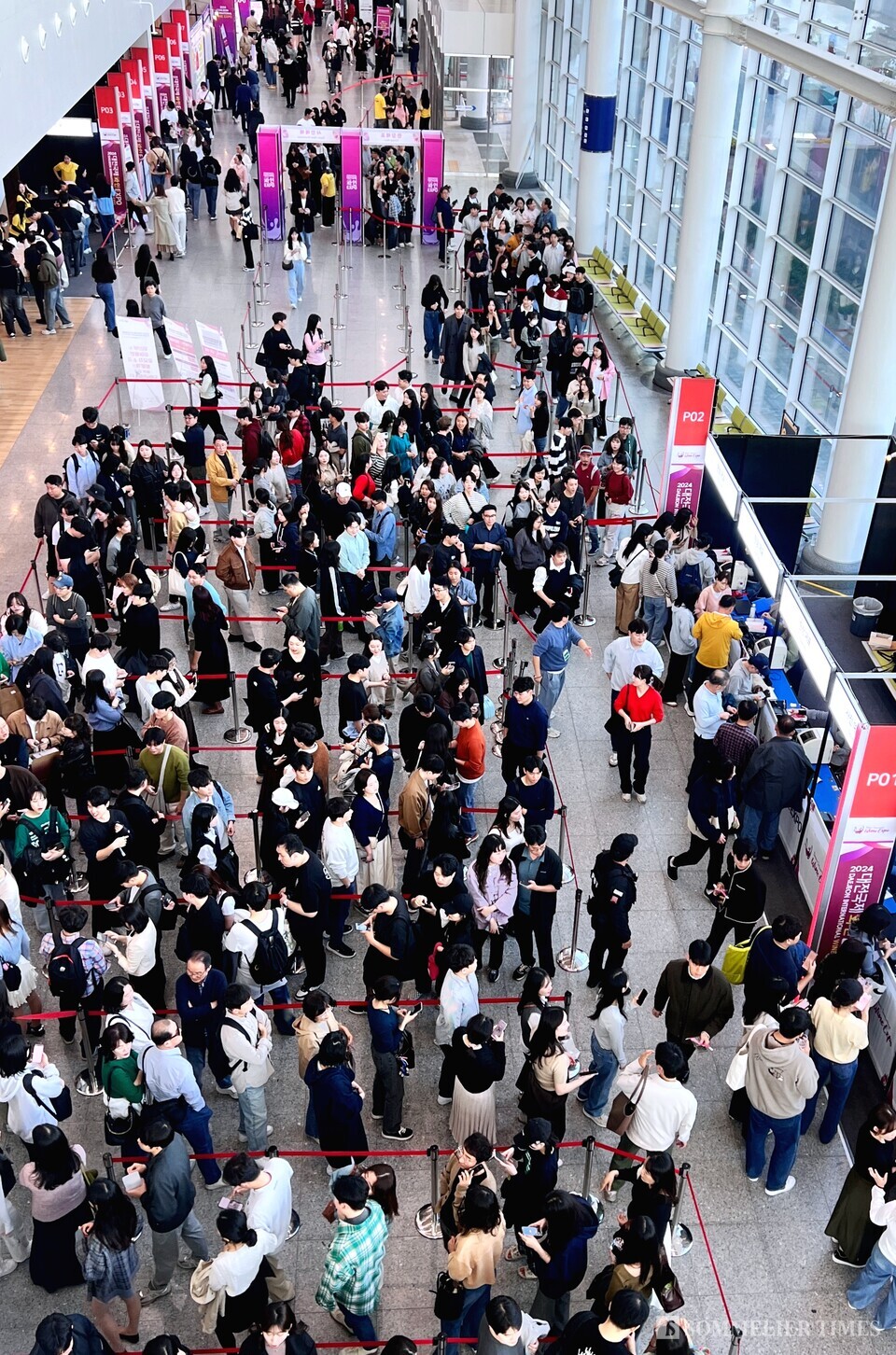 엑스포 2일차이자 토요일인 오늘은 일반인 참관객이 몰리며 오후 늦게까지 입장을 위해 줄을 서고 있다.