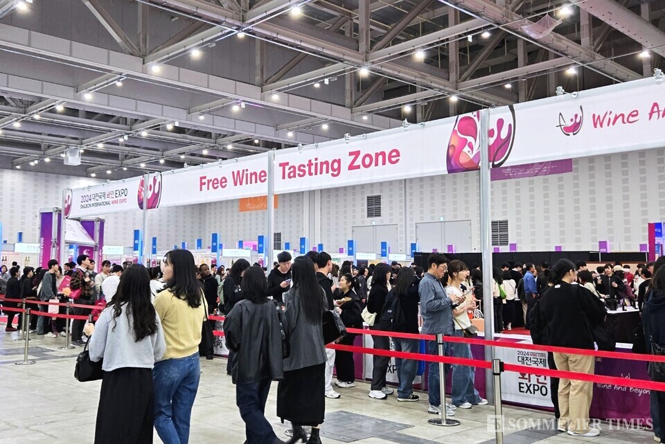 아시와 와인 트로피(Asia Wine Trophy) 수상와인을 만날 수 있는 프리 와인 테이스팅 존 모습