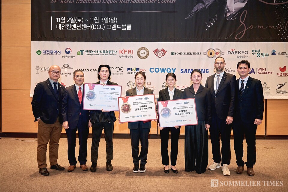 ​제14회 국가대표 워터 소믈리에 경기대회 수상자들이 함께 기념촬영을 하고 있다. 왼쪽부터 존주(ZHU JIANGLIANG, 朱姜良, PURELOGICA CHINA), 한국국제소믈리에협회 고재윤 협회장, 유창연 워터 소믈리에(경희대), 구봉경 워터 소믈리에(보틀러스(주)), 왕희선 워터 소믈리에(경희대), 김하늘 소믈리에(피노랩), 이청천(LI QINGQIAN ,李青倩), 마르코(Marko Gajic), 존주(ZHU JIANGLIANG, 朱姜良),