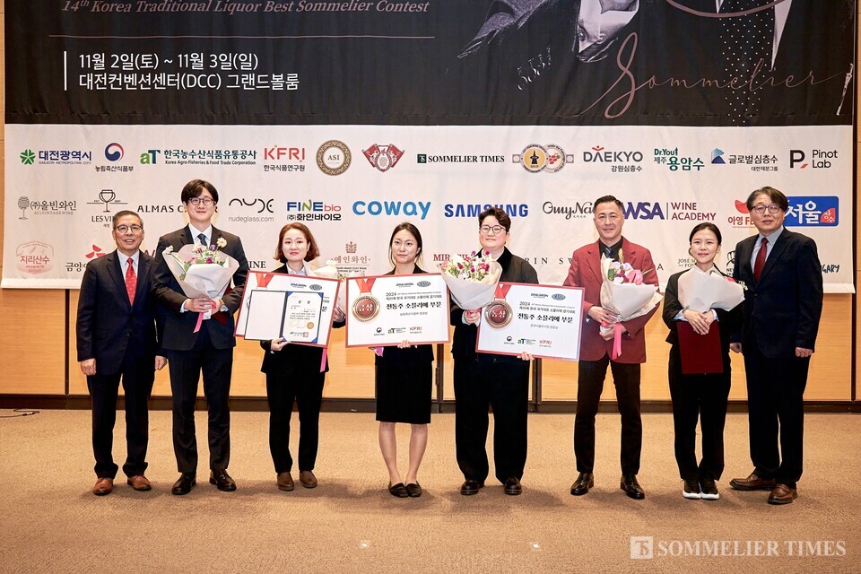 제14회 국가대표 전통주 소믈리에 경기대회 입상자들이 함께 기념촬영을 하고 있다. 사진은 좌측부터 고재윤 경희대 고황명예교수, 정기웅 전통주 소믈리에, 황주연 전통주 소믈리에, 정훈민 전통주 소믈리에, 최지애 전통주 소믈리에, 김윤철 전통주 소믈리에, 김민지 전통주 소믈리에, 김재호 한국식품연구원 기업솔루션연구센터 책임연구원