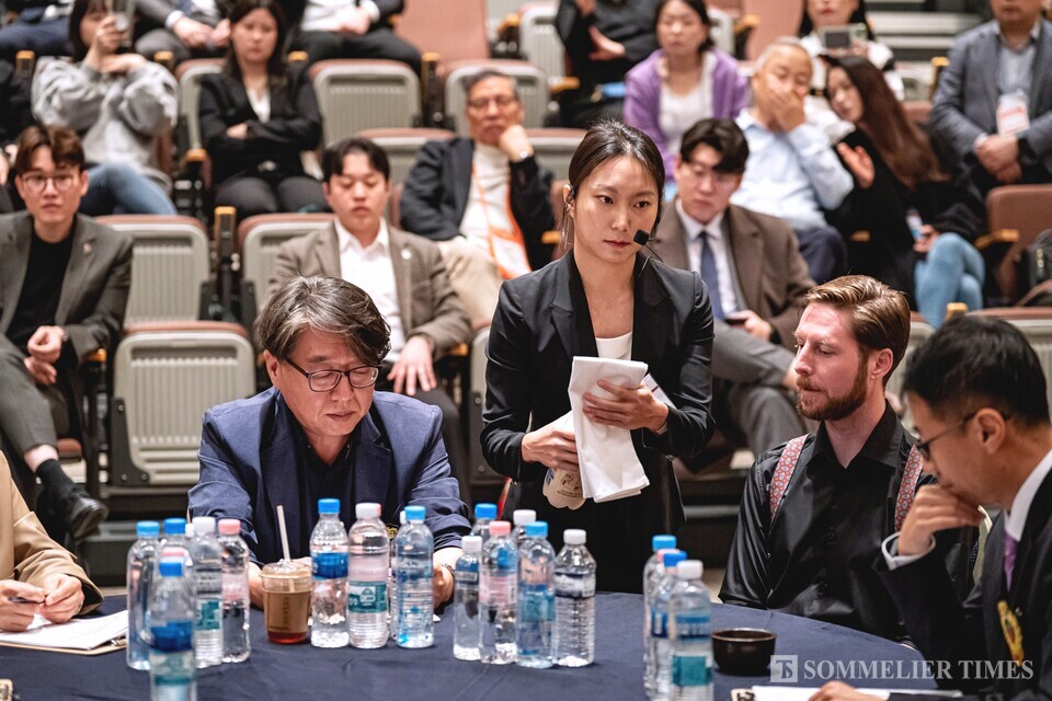 제14회 국가대표 전통주 소믈리에 경기대회 우승자 정훈민 전통주 소믈리에(애주살롱)가 결선을 치르고 있다.