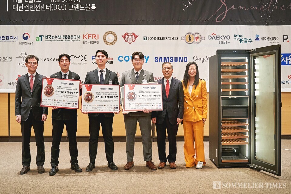 '제20회 한국 국가대표 소믈리에 경기대회' 국가대표 부문 수상자가 기념촬영을 하고 있다. 좌측부터 윤성국 대전관광공사 사장, 동상 수상자 배정환 소믈리에(신세계백화점), 금상 수상자 허수현 소믈리에(레스토랑 알렌), 은상 수상자 김민준 소믈리에(정식당), (사)한국국제소믈리에협회 협회장 고재윤 경희대 고황 명예교수, 박소영 레뱅 대표